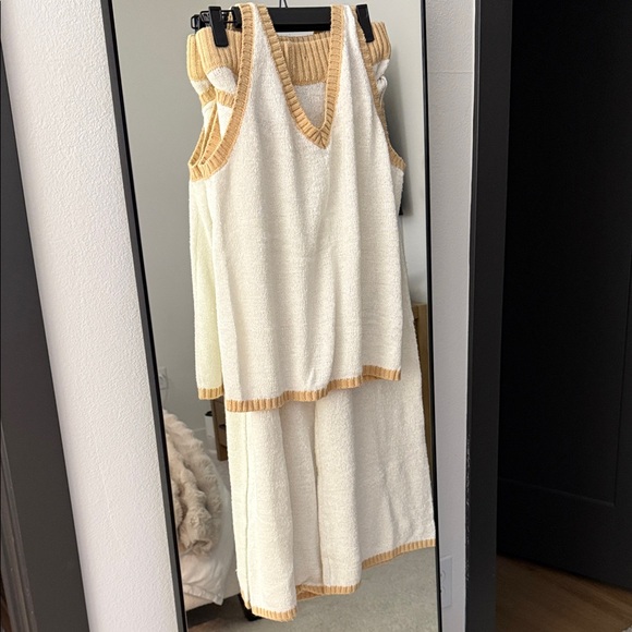 White and Tan Sleeveless Knit Set - Picture 2 of 6